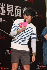 组图：卢广仲遇热情歌迷拥抱 表演太投入弄伤脚