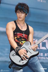 组图：汪东城摇滚风会歌迷 否认与炎亚纶有心结