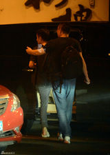 组图：文章与友工体吃饭 手机忘饭店服务员送回