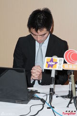 组图：何傲儿绯闻男友澄清嫩模掀裙事件