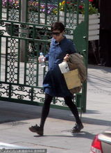 组图：孙俪挺大肚学书法 着休闲装步履轻盈