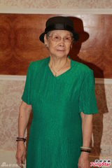 组图：梅妈心痛女儿遗物 为打官司不吃喝也无悔