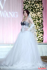 组图：陈思璇穿婚纱沾喜气 期待海岛婚礼