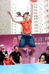 高清图：《飞女》剧组搞怪宣传 蔡少芬演活港女角色