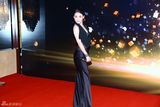 组图：新浪微博之夜红毯 贾青薄纱大秀玉背