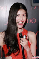 组图：周汶锜周丽淇姐妹聚首 连诗雅等同场