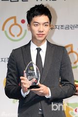 组图：李升基西装革履出席2013守卫韩牛任命式