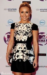 组图：MTV欧洲音乐奖 海顿-潘妮蒂尔露背装亮相