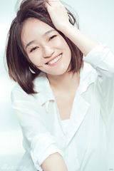 组图：焦俊艳清新写真灵动淡雅