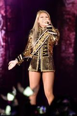 独家：2NE1香港开唱女王气势 师弟WINNER助阵