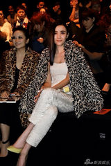 组图：小宋佳帅气亮相活动 蓝绿色头发时尚抢镜