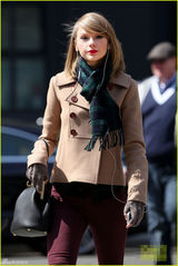 组图：斯威夫特耳机不离身 现身街头美艳精致