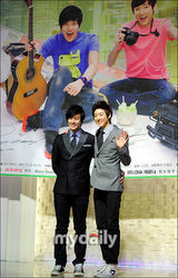 组图：U-KISS两成员出席记者会 大展阳光灿烂笑容