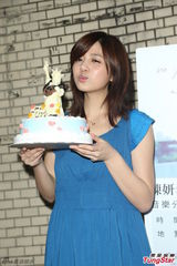 组图：陈妍希校园开演唱会 现场庆生亲吻蛋糕