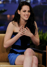 高清图：克里斯汀-斯图尔特上节目秀美腿表情多