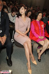 组图：林志玲粉裙露美腿知性做公益