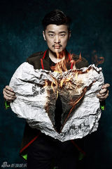 组图：赵锦焘坏男孩写真 重新定义雅痞风