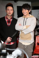 组图：孙耀威在家只穿内裤 赠陈威全韭菜“补身”