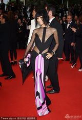 组图：白灵透视黑裙现身 背面裸露从头至臀