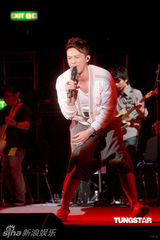 组图：黄家强为灾区同胞默哀 将在世博即兴表演 