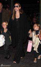 组图：朱莉手擒龙凤双胞胎现身 儿女安静可爱