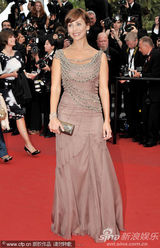 幻灯图集：澳洲歌手娜塔莉戛纳红毯大秀美背