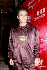 幻灯图：周秀娜热裤现身献唱 联手众星为世界杯呐喊