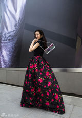 组图：吕一时尚街拍 仲夏变身气质名媛