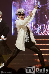 组图：IU《MCD》强势夺冠 SHINee水蓝装劲舞