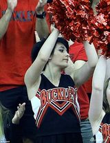 组图：杰克逊女儿变啦啦队员 舞花球高抬腿抢镜