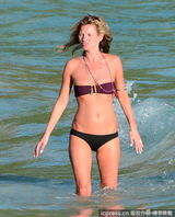 组图：凯特-莫斯枣红比基尼 与老公沙滩激吻欲火燃烧