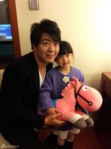 组图：森碟为郎朗献花 获赠可爱粉红马年公仔