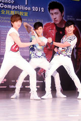 组图：LOLLIPOP F三缺一现身担任热舞助教