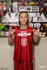 组图：群星红衣出席篮球赛 容祖儿李克勤又背又抱