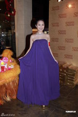 组图：杨千嬅孕后公开出席活动 吴彦祖请教造人秘诀