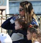 组图：阿尔芭一家迪士尼看圣诞游行 囧娃穿金裙似公主