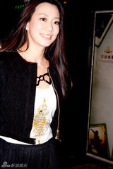 组图：吴辰君街拍LOOK短款外套搭配白背心黑裙