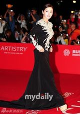 组图：李贤宇金素妍等星亮相釜山电影节开幕式