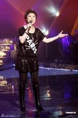 组图：卫兰陈伟霆关菊英等为《劲歌金曲》录影