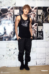 组图：吴克群专辑销量破10万 庆功会秀健美身材