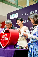 组图：黄奕呼吁关助艾滋母亲 称事业至上不敢爱