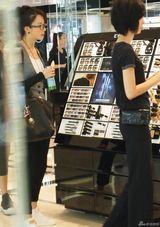 组图：孙菲菲挎名包扫货 口含棒棒糖撅嘴扮可爱