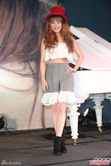 组图：星光魔王王诗安首发片甜美 黄子佼助阵