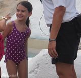 组图：阿汤哥带小苏瑞游泳 父女玩闹超有爱