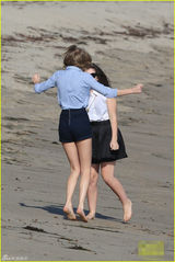 组图：洛德与泰勒沙滩巧遇 兴奋狂舞不顾发型