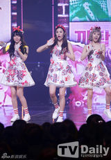 组图：韩团2NE1《M countdown》打榜拿第一