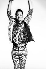 组图：何晟铭动感时尚写真 青春俏皮热情洋溢