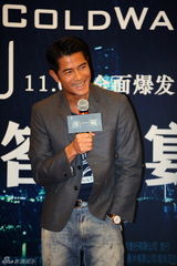 组图：电影《寒战》破两亿 郭富城赠导演名表