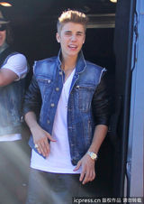 组图：比伯当街献唱谢歌迷 小天王自恋摸发