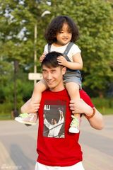 组图：奇道带女儿公园游玩 气氛温馨父爱满溢